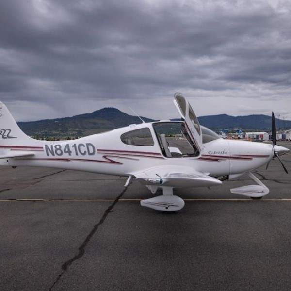 2002 CIRRUS SR22 for sale in Medford, Oregon, by Lone Mountain Aircraft. View from the right