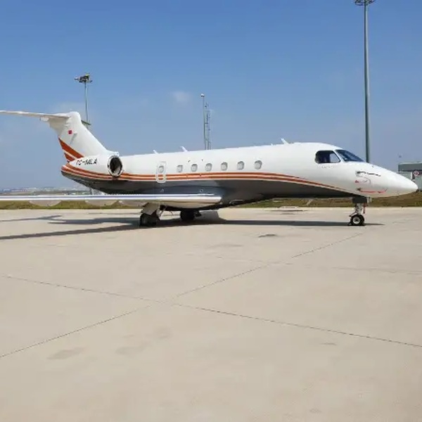 2015 EMBRAER LEGACY 500 FOR SALE on AvPay by Duncan Aviation. View from the right