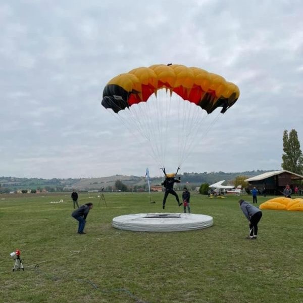Aero Club Ancona Parachutist landing-min (1)