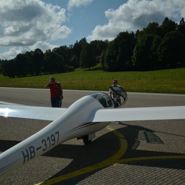 Aéro-Club des Montagnes Neuchâteloises on AvPay pushing glider