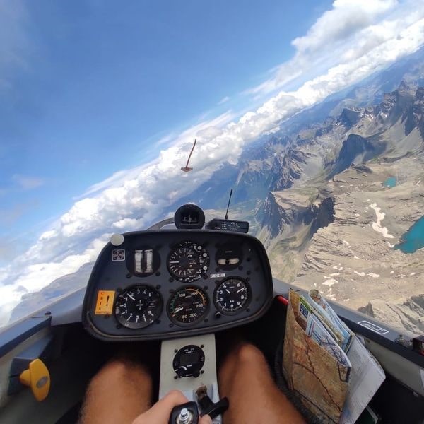 Aéroclub International Sisteron Glider over the mountains-min