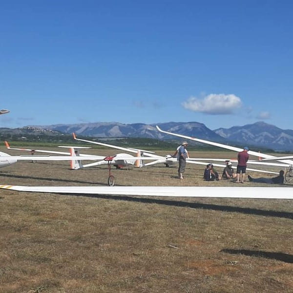 Aéroclub International Sisteron Gliders waiting to launch-min