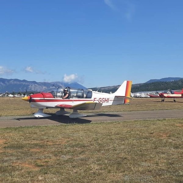 Aéroclub International Sisteron Robin Tug Aircraft taxying into position-min