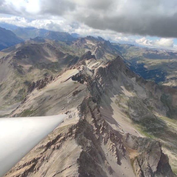 Aéroclub International Sisteron view of the mountains down a glider's wing-min