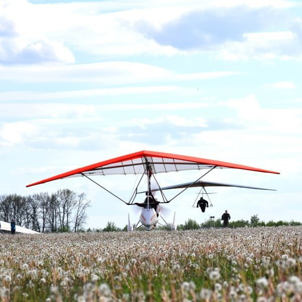 Aeros gliders launching from ground