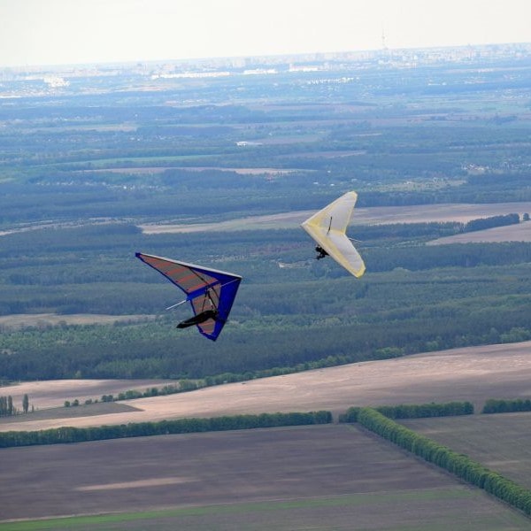 Aeros two hang gliders in the air