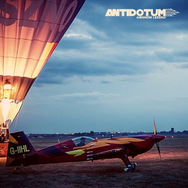 Airshow Leszno Gallery Aerobatic aircraft with balloon in the background-min