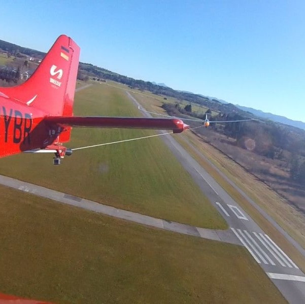 Breezer Aircaft. Aerotowing a glider-min