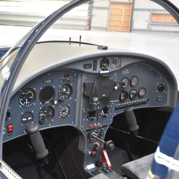 Breezer Aircaft. Analogue cockpit-min