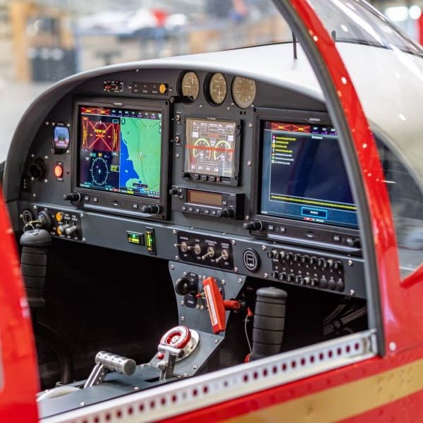 Breezer Aircaft. Glass cockpit-min