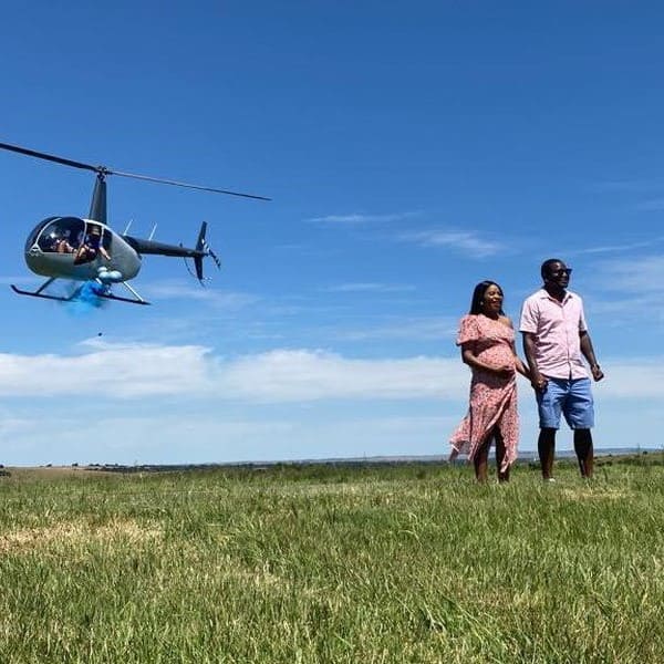 Couples experience in front of a departing Robinson R44-min