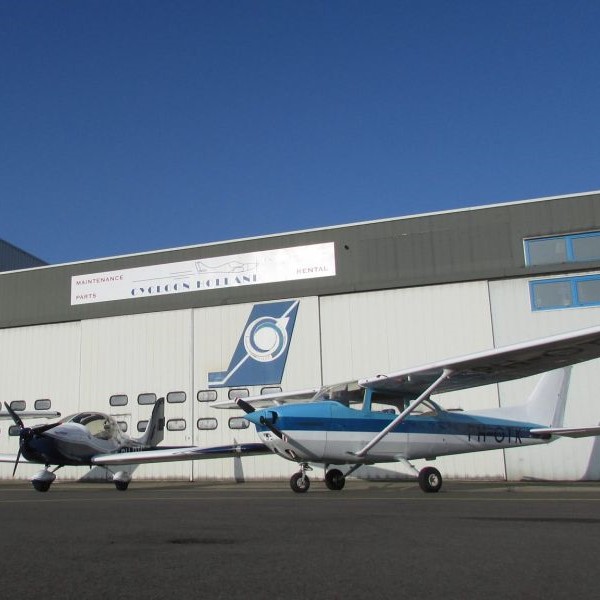 Cycloon Holland Gallery. Aircraft Parked in front of the hangar