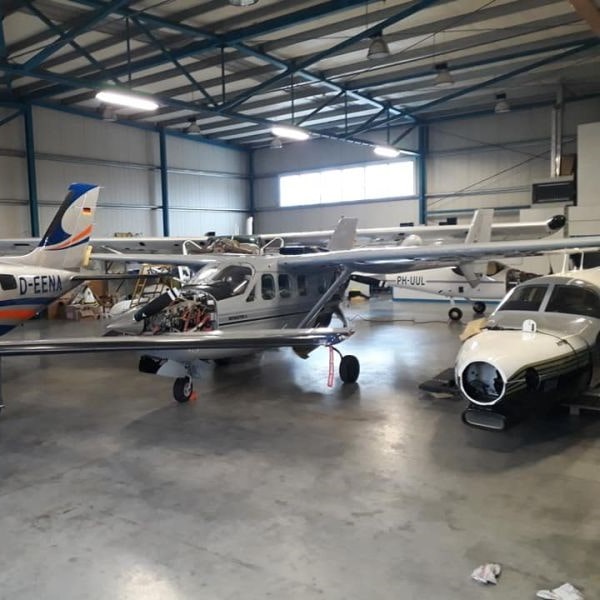 Cycloon Holland Gallery. Aircraft in the hangar-min