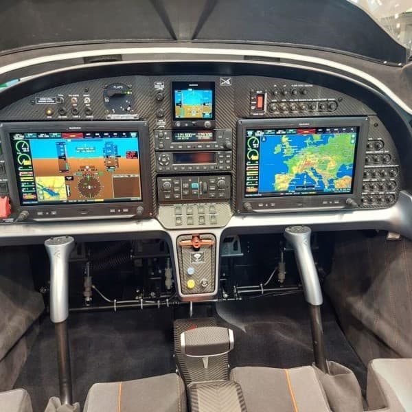 Evektor Aircraft. Glass cockpit-min
