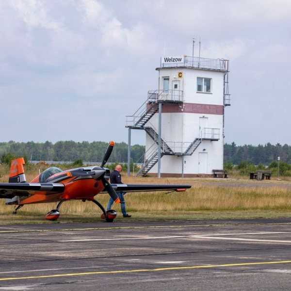 Flugplatz Welzow on AvPay. Aircraft in front of control tower