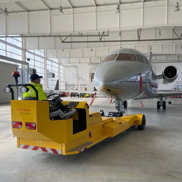 Flyer Truck working on bombardier challanger