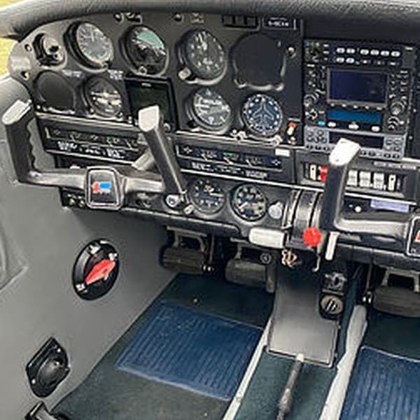 Piper Archer II - PA28-181 cockpit-min