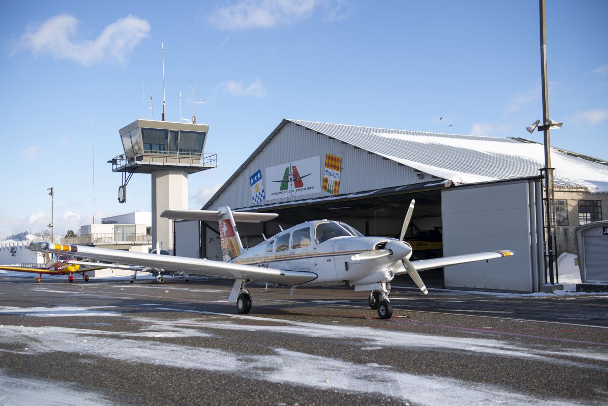 Piper PA-28RT-201T Turbo Arrow For Hire with Aéro-Club des Montagnes Neuchâteloises