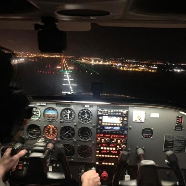 Quality Fly Cessna 172 night landing short finals resized-min