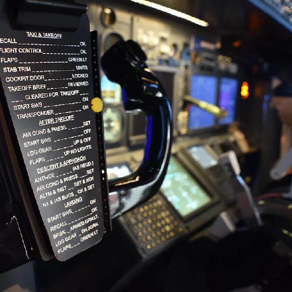 Sim2do flight simulators console and instruments