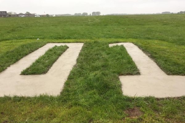 https://avpay.aero/wp-content/uploads/darley-moor-airfield-runway.jpg
